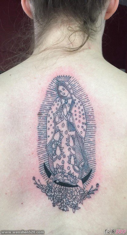 女子正背上的精致的黑色细线条风格观音纹身图片