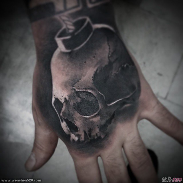 男性手臂上恐怖纹身骷髅头纹身立体小纹身3d图案