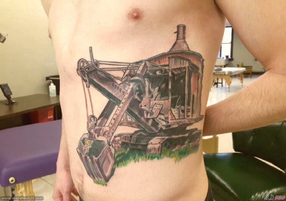 男性侧肋上彩色老式挖土机器人纹身图片