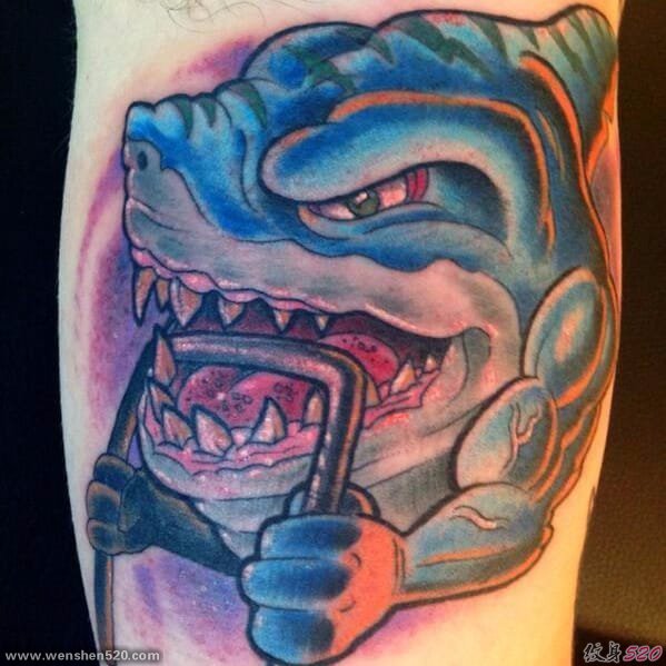 彩色的搞笑卡通纹身鲨鱼纹身小动物纹身图案