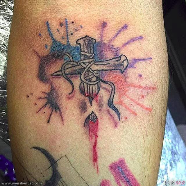 黑色个性纹身小十字架纹身图案