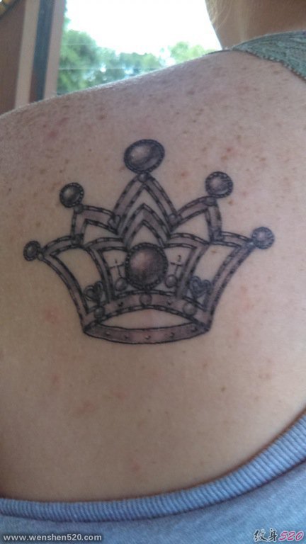 男性左肩膀上黑色几何元素纹身皇冠简单的线条纹身图