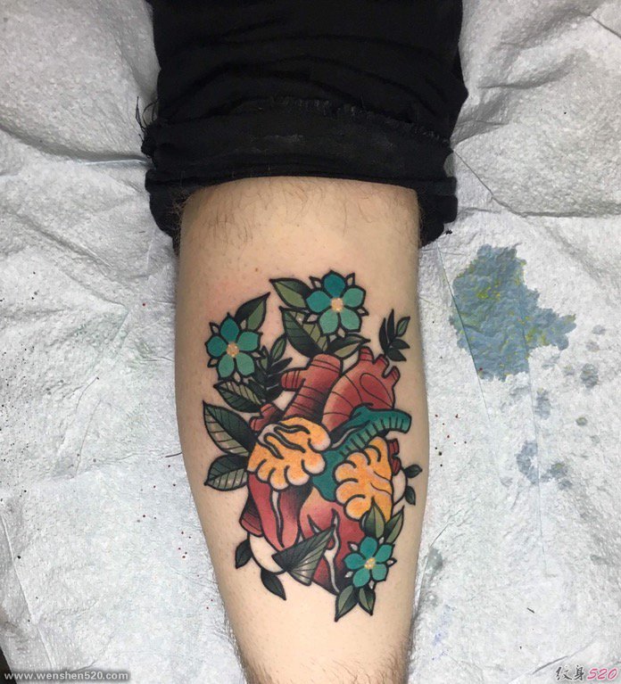手臂上彩色植物纹身素材和机械心脏纹身图片