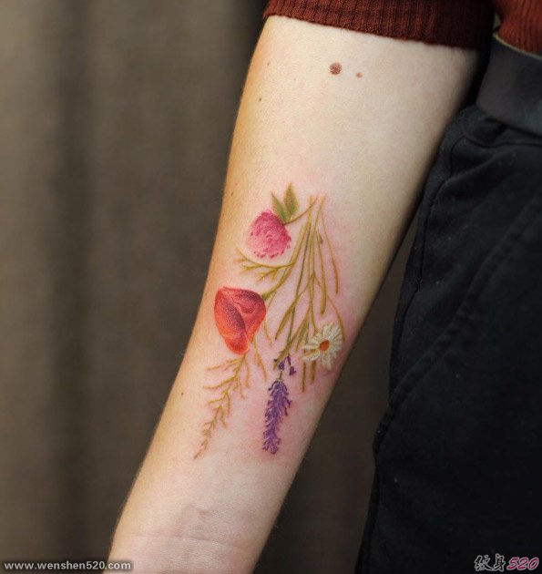 女性的彩色植物颜料纹身水彩花朵纹身清新小图案