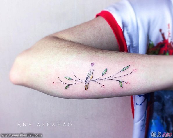 女性的彩色植物颜料纹身水彩花朵纹身清新小图案