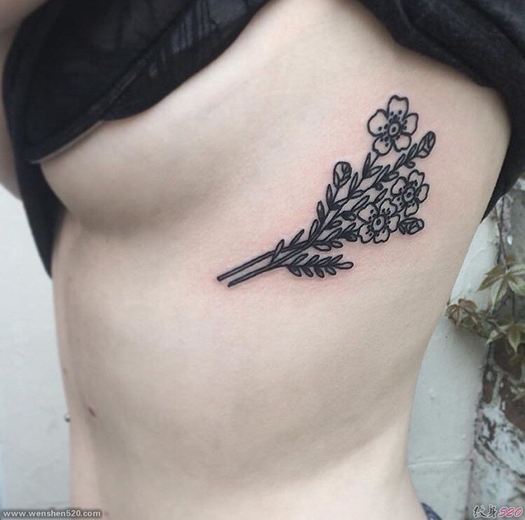 女生侧腰上纹身黑白灰风格花朵纹身小清新植物纹身图片