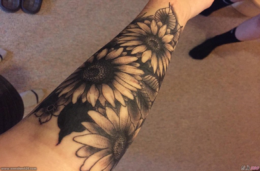 手臂上黑白纹身点刺技巧植物纹身素材向日葵纹身图片