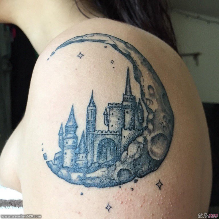 女生肩膀上纹身黑白灰风格点刺纹身月亮建筑物纹身图片