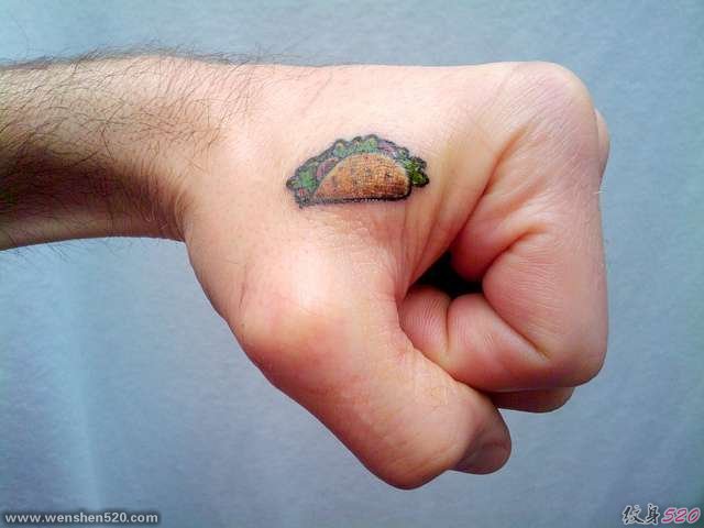 一组简单写实的美味食物纹身图案