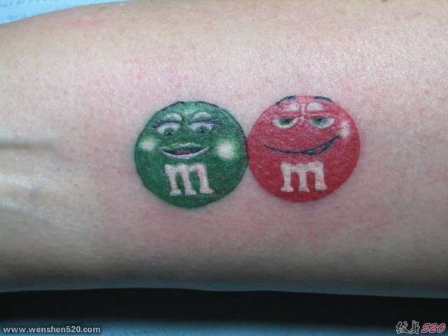 一组简单写实的美味食物纹身图案