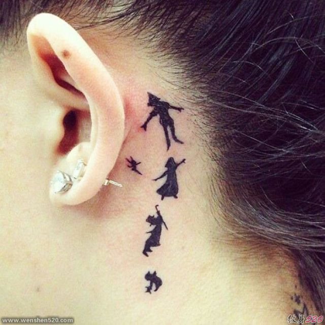一组耳朵上小巧可爱的纹身图案