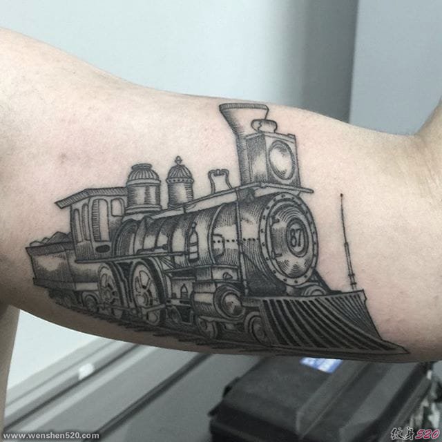 一组纹身黑白灰风格点刺技巧的火车纹身图案