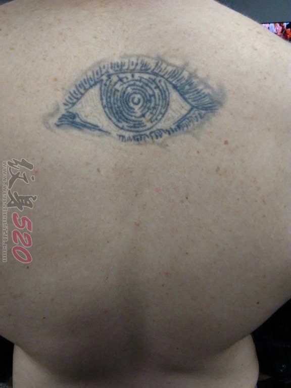 背部纹身黑白灰风格点刺纹身简几何元素纹身简单个性线条纹身眼睛纹身图片