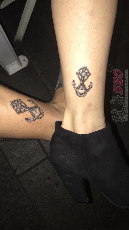 小腿上纹身黑白灰风格点刺纹身创意情侣纹身欧美船锚纹身图片