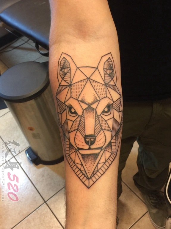 手臂上黑白纹身点刺技巧几何元素纹身简约线条纹身狼纹身动物纹身图片