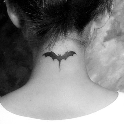 女性颈部一款黑色蝙蝠刺青