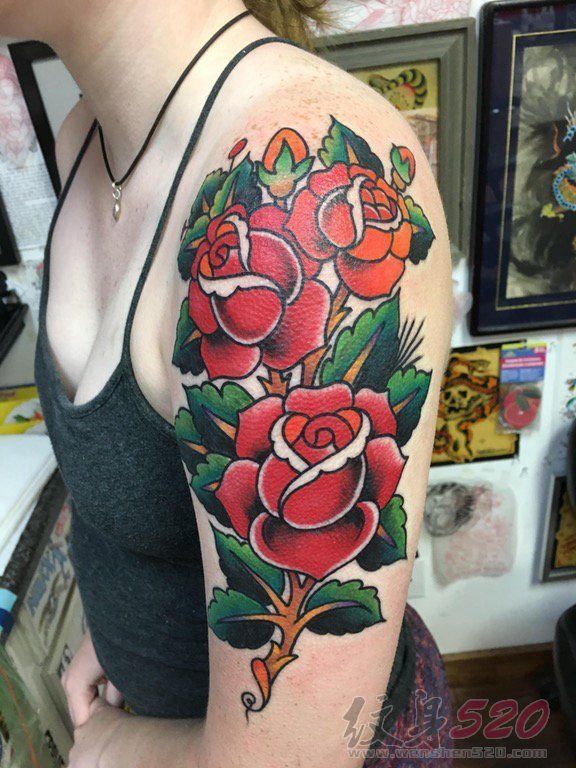 女生手臂上彩绘纹身技巧植物纹身素材欧美玫瑰纹身图片