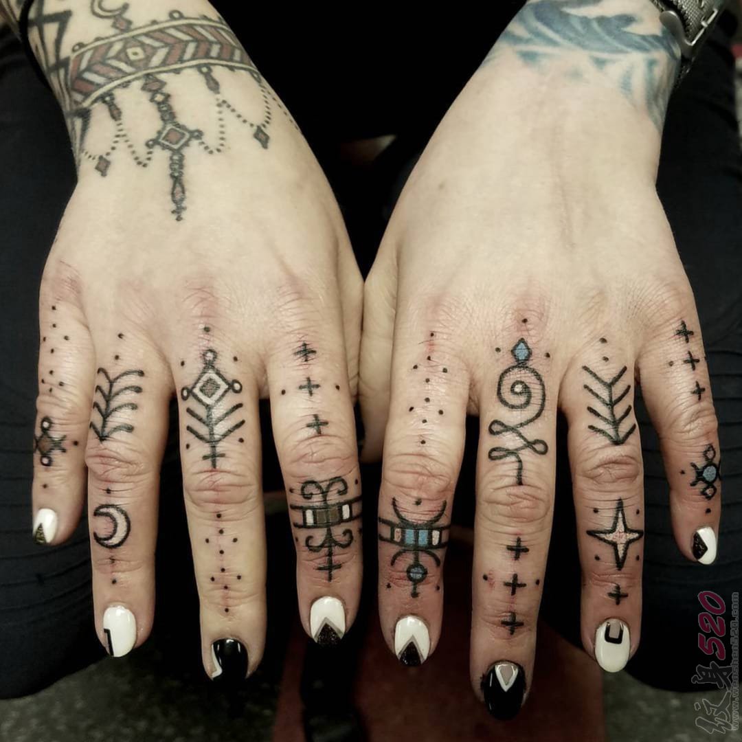 一组手指上黑白纹身简单个性线条纹身图案大全
