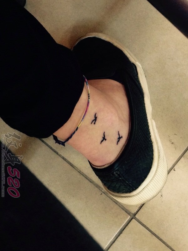 一组女孩子喜爱的微小型简单个性线条纹身图案