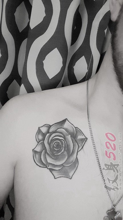 男生肩部纹身黑白灰风格纹身点刺技巧植物纹身素材花朵纹身图片