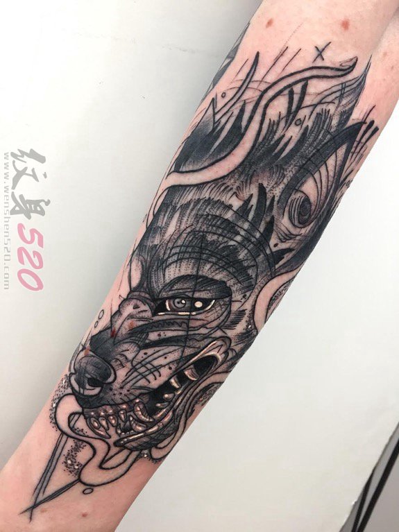 手臂上纹身黑白灰风格点刺纹身简易纹身素描狼纹身小动物纹身图片