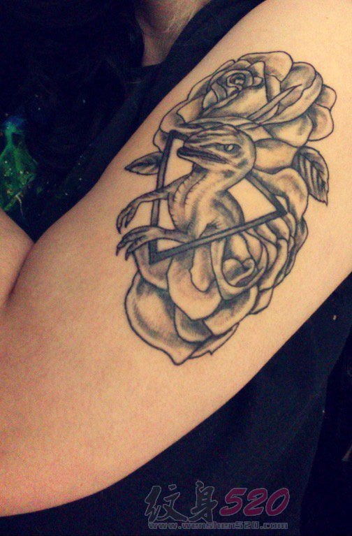 手臂上纹身黑白灰风格点刺纹身植物纹身素材花朵纹身图片
