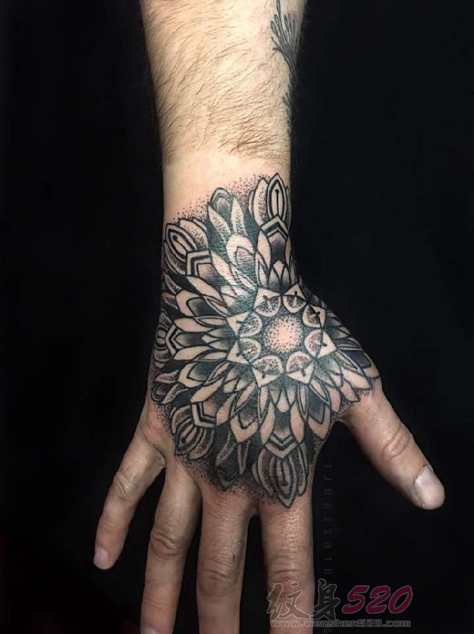 手背上纹身黑白灰风格点刺技巧几何元素纹身植物纹身素材花朵纹身图片