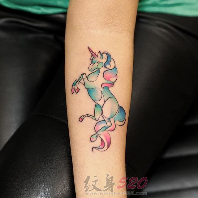 一组彩色渐变纹身抽象线条纹身优雅的水彩纹身图案