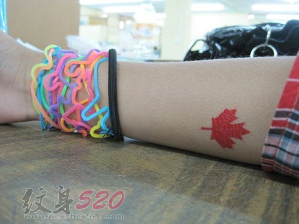 12款和秋天有关的小叶子纹身图案