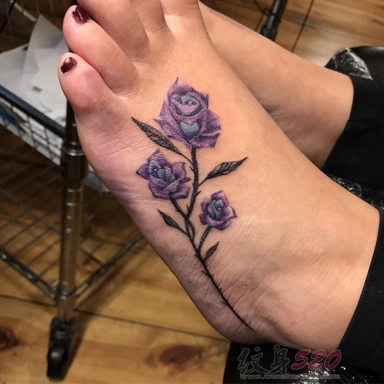 女生脚背上彩绘技巧植物简单线条花朵纹身图片