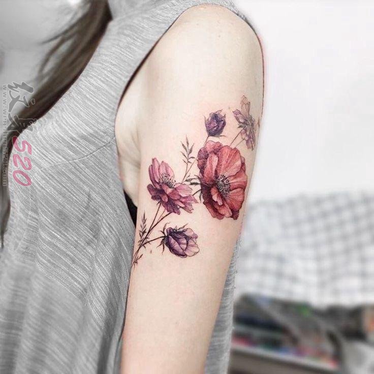 女生手臂上彩色渐变植物简单线条花朵纹身图片