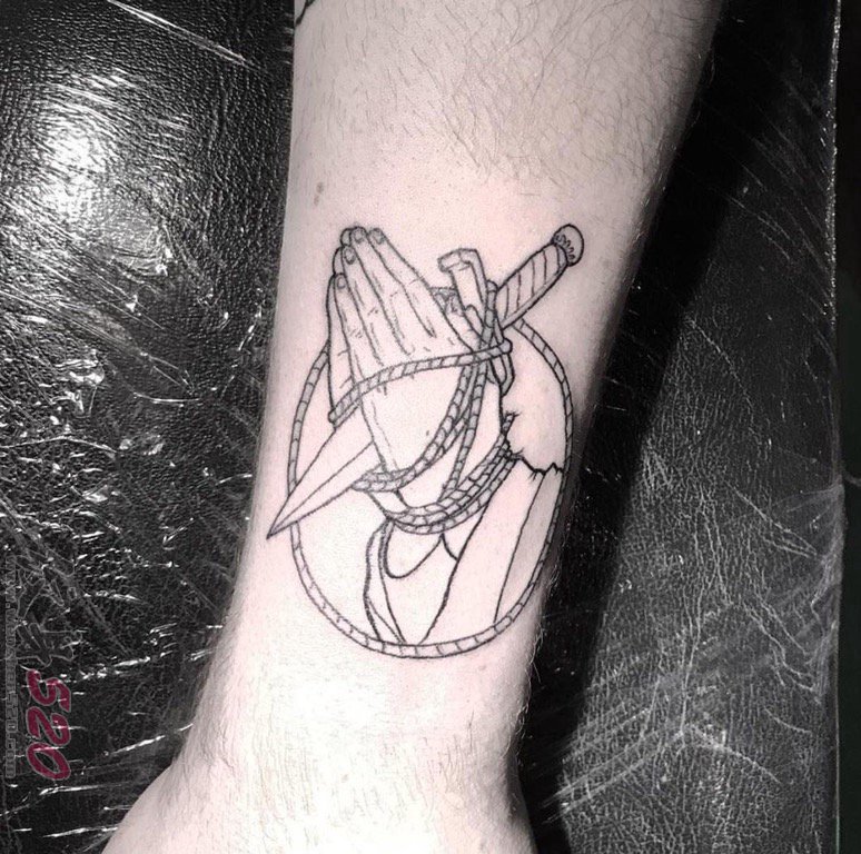 男生小腿上黑白几何元素手部用刀纹身图片