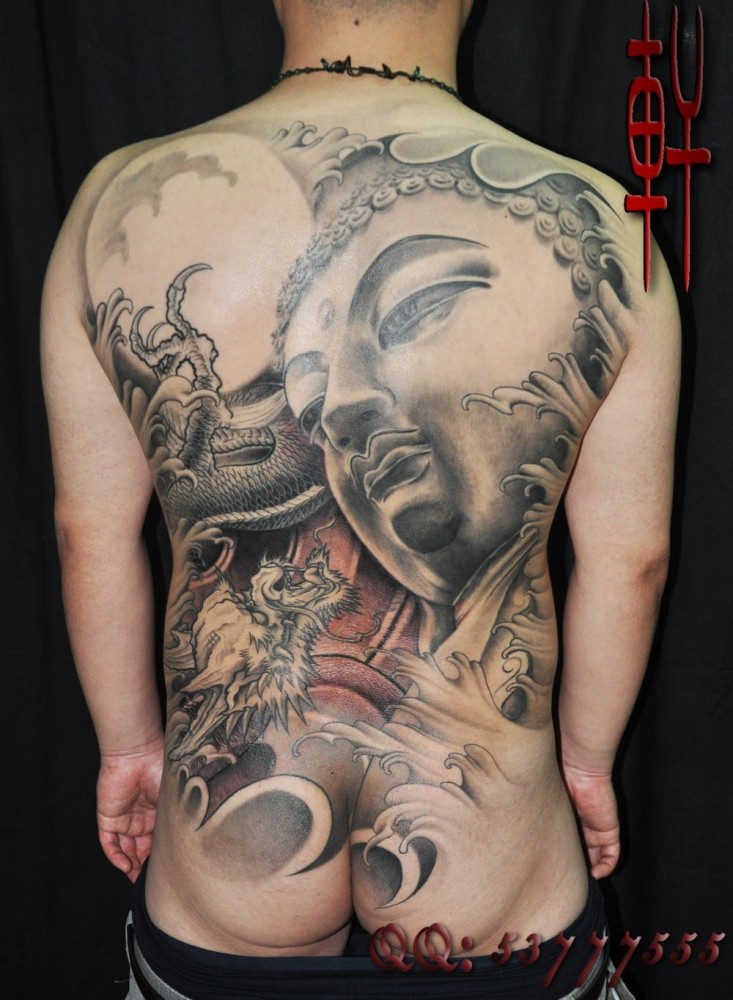男士背部满背佛像的纹身图案