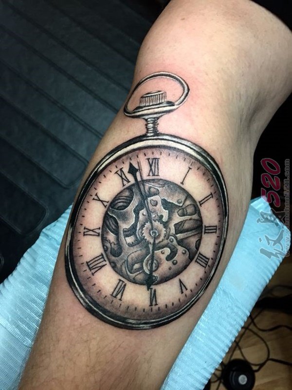 手臂上黑白素描点刺技巧复古怀表纹身图案