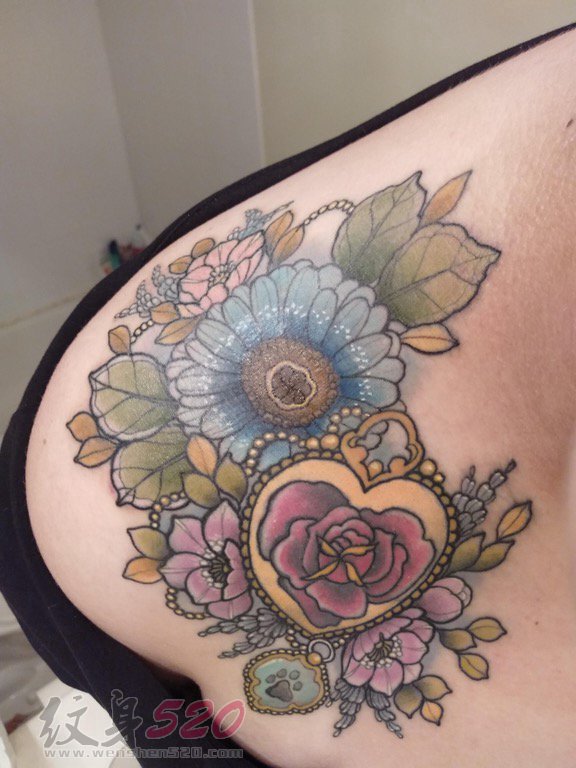 女生腰上彩绘文艺花朵纹身图片