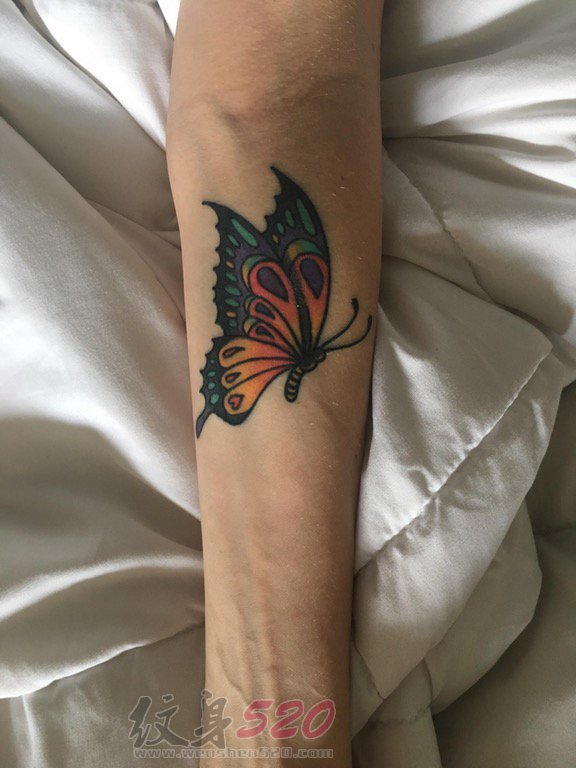 女生手臂上彩色水墨花蝴蝶纹身图片