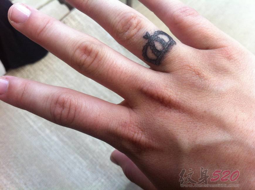 女生手指上黑白文艺小清新简约线条纹身图案