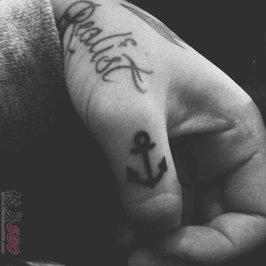 女生手指上黑白文艺小清新简约线条纹身图案