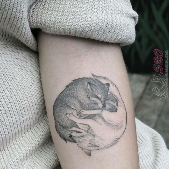 黑白动物抽象线条点刺技巧狼纹身图案