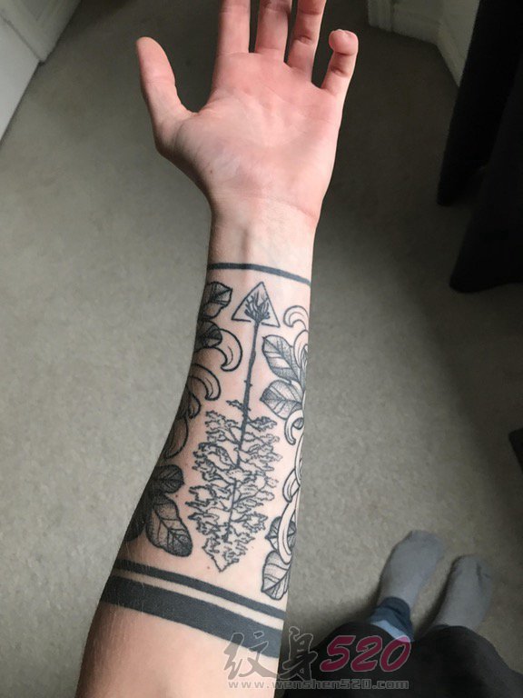 男生手臂上黑白点刺几何线条植物纹身图片
