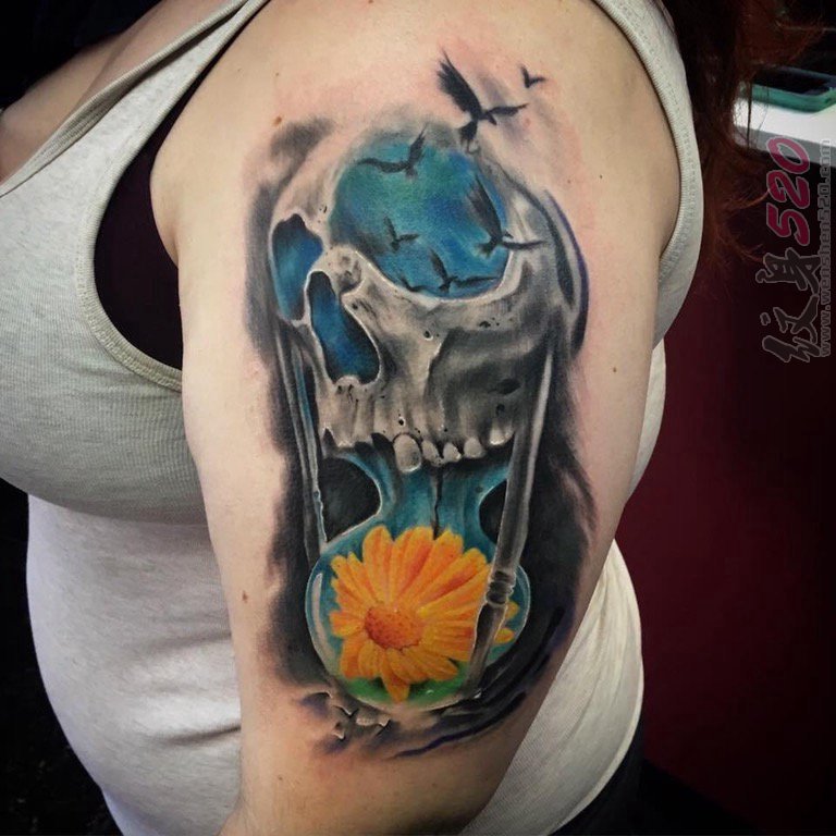 女生手臂上彩绘花朵和点刺技巧骷髅头纹身图片