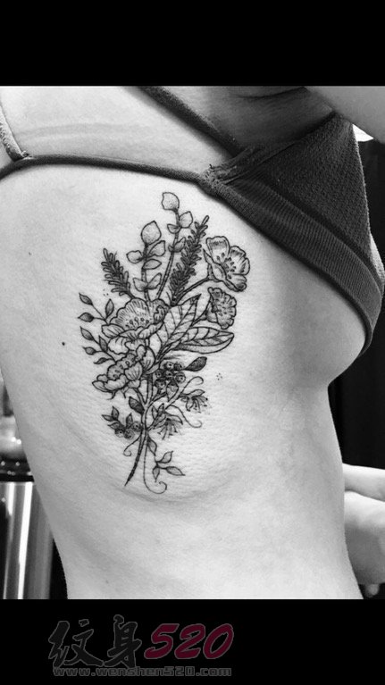 女生侧腰上黑白植物素材简单线条花朵纹身图片