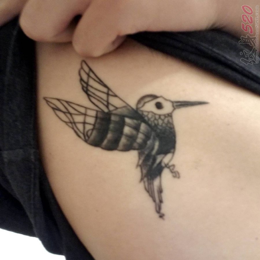 女生手臂上黑白动物几何点刺小鸟纹身图片