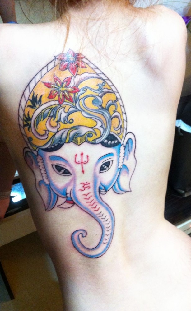 女士美女背部彩色个性大象纹身图案