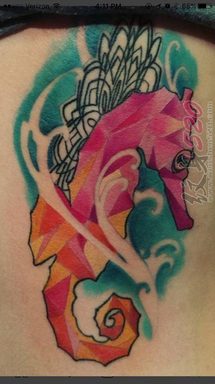 女生颈后彩色动物海马纹身图片