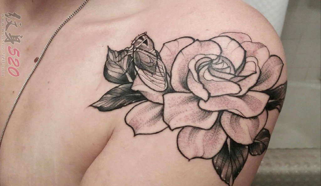 女生手臂上黑色点刺技巧植物花朵纹身图片