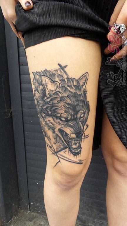 女生大腿上黑色素描动物狼纹身图片