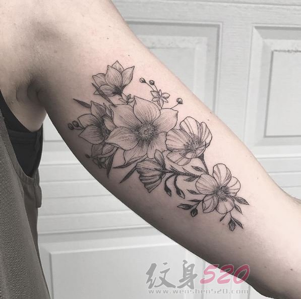 女生手臂上黑色素描文艺小清新花朵纹身图案