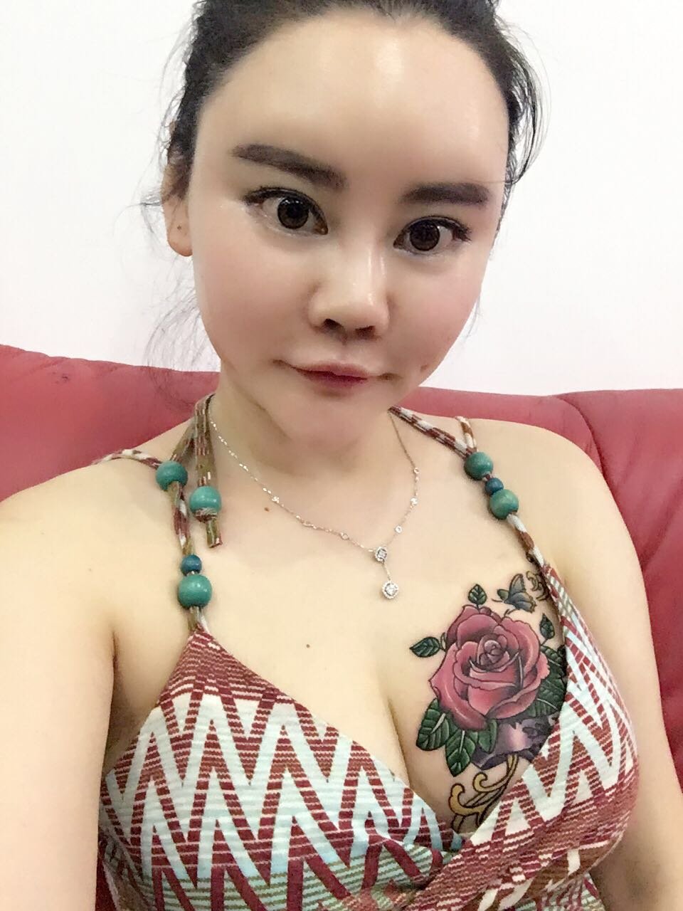 美女性感玫瑰纹身