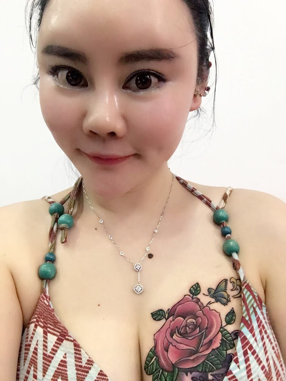 美女性感玫瑰纹身